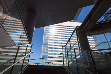 Obraz premium 高層ビルと階段