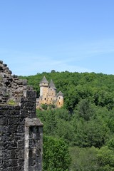 Fototapeta na wymiar les ruines du château de commmarque en Dordogne