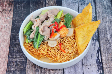 Crispy noodle and crisy wonton in Chinese kale soup with softed pork , fried softed tofu ,carrot,mushroom and red chili.