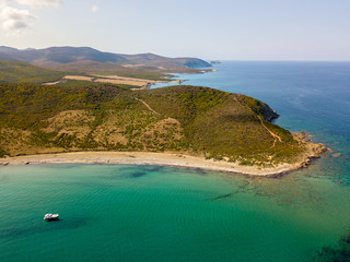 Vista aerea della spiaggia delle isole. Barca ormeggiata nel mare cristallino, penisola di Cap...