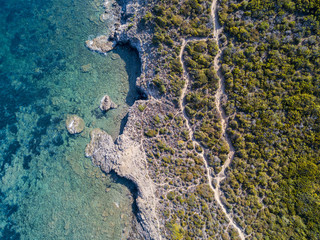 Vista aerea del sentiero dei doganieri, vegetazione e macchia Mediterranea, Corsica, Francia. Mare...