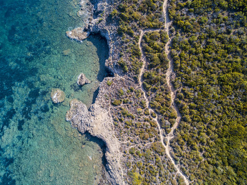 Vista aerea del sentiero dei doganieri, vegetazione e macchia Mediterranea, Corsica, Francia. Mare e vegetazione visti dall&rsquo;alto, rocce. Sentier du Douanier. Capo Corso