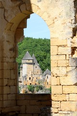 les ruines du château de commmarque en Dordogne