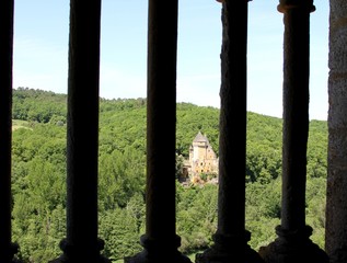 les ruines du château de Commarque en Dordogne aux Eysies de Tayac Sireuil