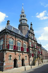 herrliches Rathaus in Bolsward in Friesland aus der Spätrenaissance an sonnigem Tag