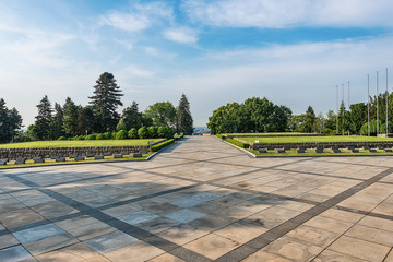 Naklejka premium Bratysława, Słowacja - 24 maja 2018: Slavin War Memorial to pomnik i cmentarz wojskowy w Bratysławie, Słowacja. Slavin War Memorial to miejsce pochówku żołnierzy Armii Radzieckiej podczas II wojny światowej.