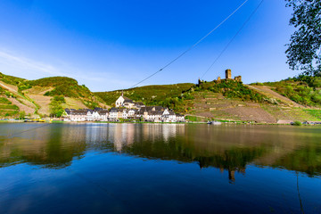 Obraz premium Mosel, Moseltal, Moselschleife, Burgen an der Mosel, Beilstein an der Mosel, Klosterstuben, Moselblick, Moseldörfer