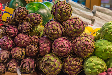 Obraz premium Frische Artischocken am Markt in Frankfurt am Main