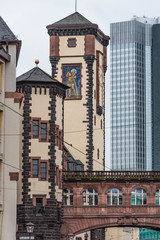 Rathausturm "Langer Franz" mit Hochhaus in Frankfurt am Main