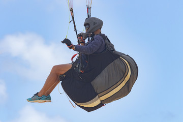 parapente paracaidista volando