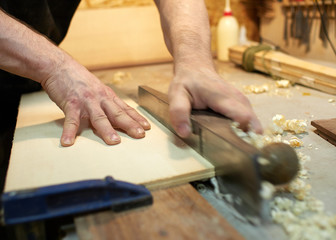 Fit the plane spruce plates for the Top of the classical guitar.