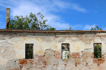 old building is destroyed