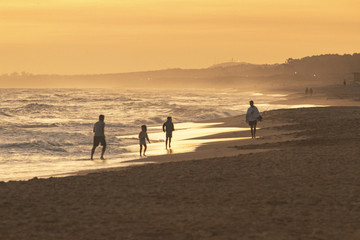 atardecer dorado en el mar playa