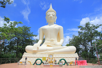 Obraz premium Big Buddha in Thailand and beautiful sky.