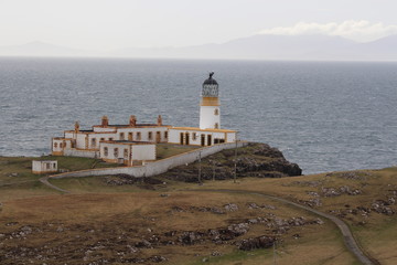 Phare, blanc et marron, face à la mer