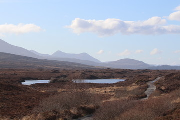 Lac, montagne et ciel, petite route traversant le paysage deserté, Ile de Skye, Ecosse