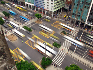Centro urbano com automóveis em velocidade
