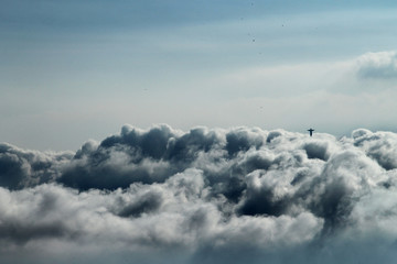 Monumento do Cristo Redentor sobre nuvens com céu azul