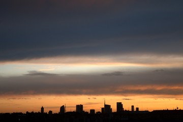 Fototapeta na wymiar milano,skyline,tramonto,città,grattacieli,panorama