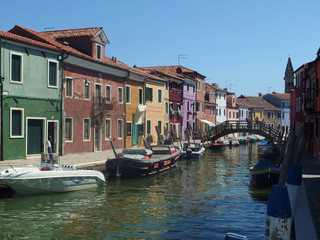 Włochy, Wenecja - Wyspa Burano - znana z tęczowo malowanych domów i koronek