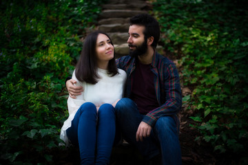 Fototapeta premium Pareja sentada en escaleras