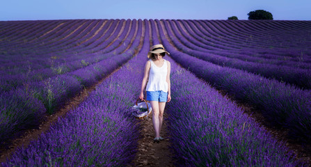 Chica en campo de lavanda