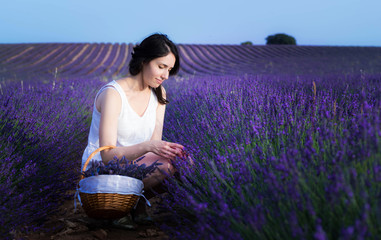 Chica en campo de lavanda