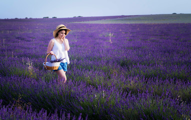 Chica en campo de lavanda