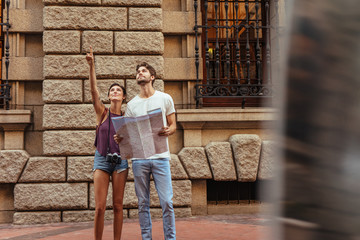 Obraz na płótnie Canvas Tourist couple exploring the city