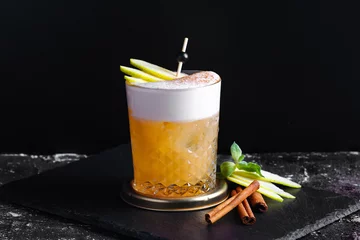 Crédence de cuisine en verre imprimé Cocktail яблочный коктейль с корицей и взбитыми сливками