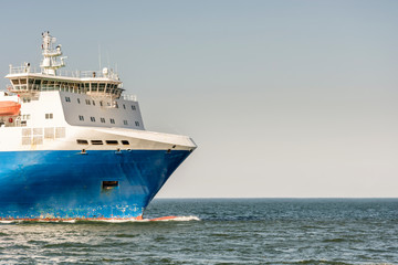 Bug einer Fähre in der Ostsee mit Textfreiraum im Himmel