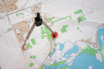 Fototapeta na wymiar Карта с городскими постройками и циркуль