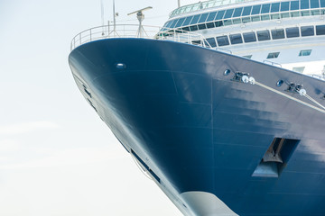 Bug eines gro&szlig;en Kreuzfahrtschiffes mit Textfreiraum