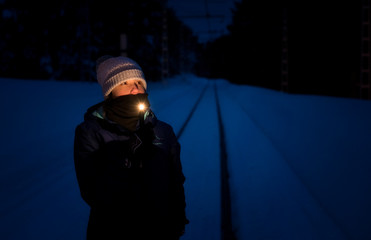 V&iacute;a con nieve y mujer