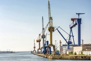 Cercles muraux Porte Installation portuaire avec grues et chantier naval dans le port de Rostock