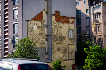 traces the recent removed  house on the facade of the other house