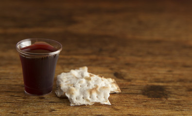 Obraz premium Komunia chrześcijańska na drewnianym stole