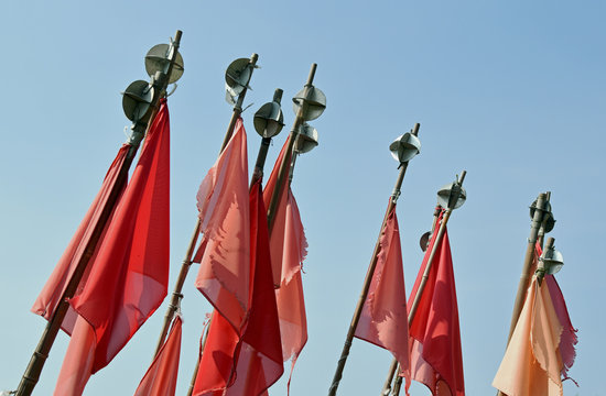 Red marking flags for stationary fishing nets
