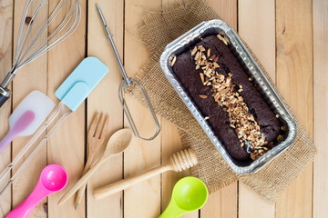 Chocolate cake in aluminum foil box packaging.