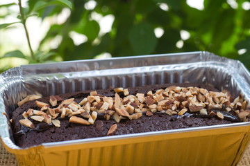 Chocolate cake in aluminum foil box packaging.