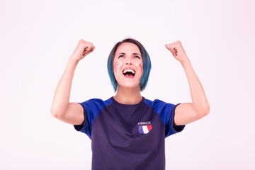 Portrait d'une jeune supportrice de l'équipe de France de football - obrazy, fototapety, plakaty