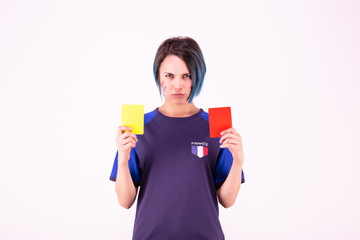Portrait d'une jeune supportrice de l'équipe de France de football face à un carton jaune et rouge
