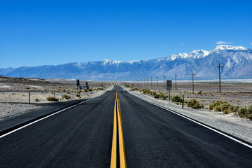 Autostrada prowadzi w góry © YAVO