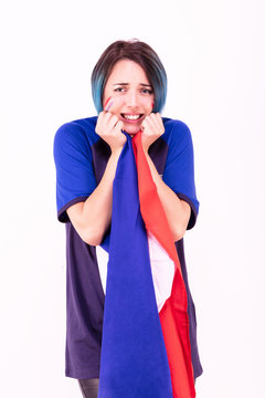 Portrait d'une jeune supportrice de l'équipe de France de football, le drapeau national dans ses mains