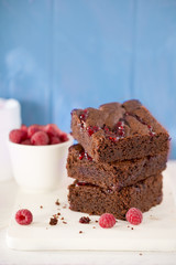 Dark chocolate brownies with raspberries 