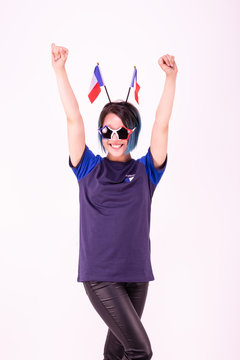 Portrait d'une jeune supportrice de l'équipe de France de football
