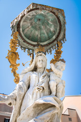 Fototapeta na wymiar Statue of the virgin mary in white stone with baby jesus.