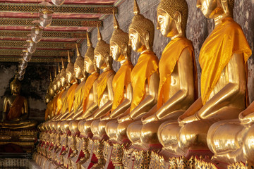Fototapeta premium Row of the golden buddha