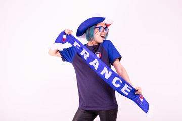 Portrait d'une jeune supportrice de l'équipe de France de football portant un chapeau , des lunettes tricolore et une écharpe de son équipe - obrazy, fototapety, plakaty