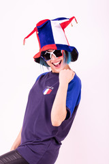 Portrait d'une jeune supportrice de l'équipe de France de football portant un chapeau et des lunettes tricolore - obrazy, fototapety, plakaty